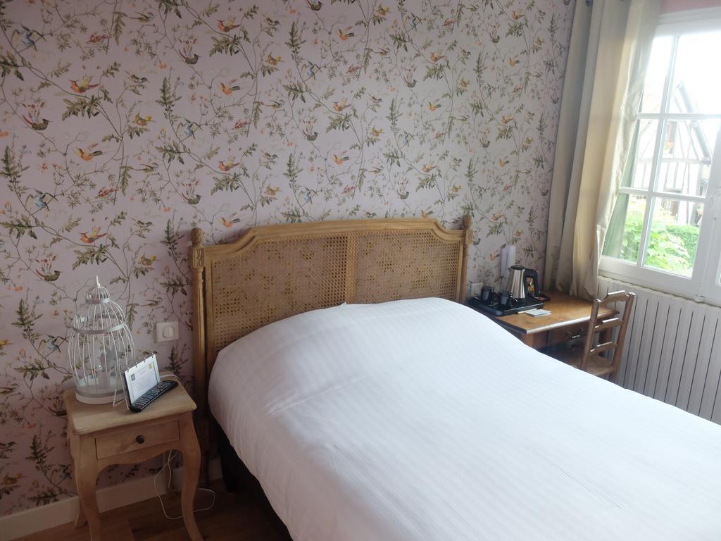 Auberge Du Grand Dauphin Dhuizon Room photo